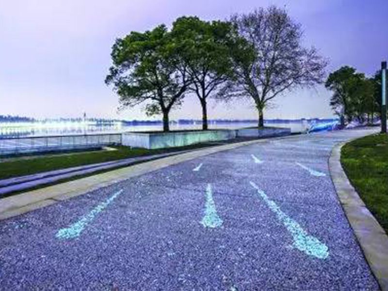 武漢湖中道有條大約200米的熒光跑道,用夜光材料鋪成的道路